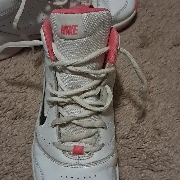 Used Nike team hustle d5 girls basketball shoes - Picture 3 of 6